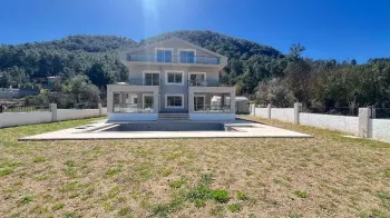 Uzumlu'da özel bahçeli ve büyük havuzlu altı yatak odalı müstakil villa